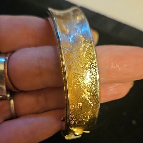 Gold tone vintage Art Deco Bracelet with detailed filigree adorned with stones - Picture 3 of 9